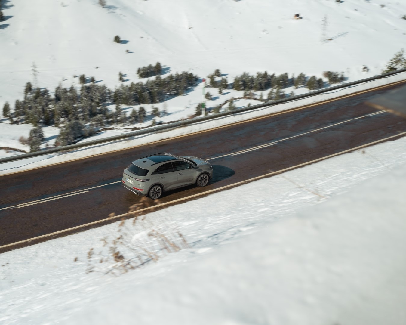 Vista aérea del DS7 Híbrido rodando en carretera invernal.
