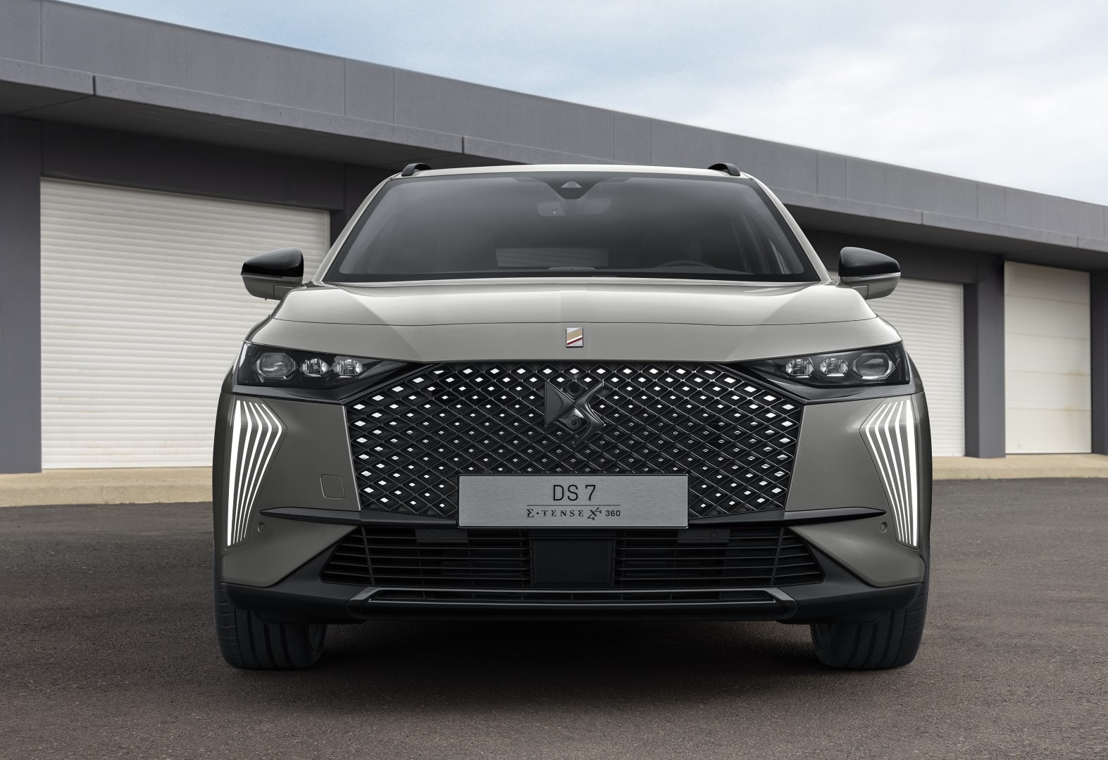 Imagen frontal del DS7 Híbrido mostrando detalles de la parrilla y faros.