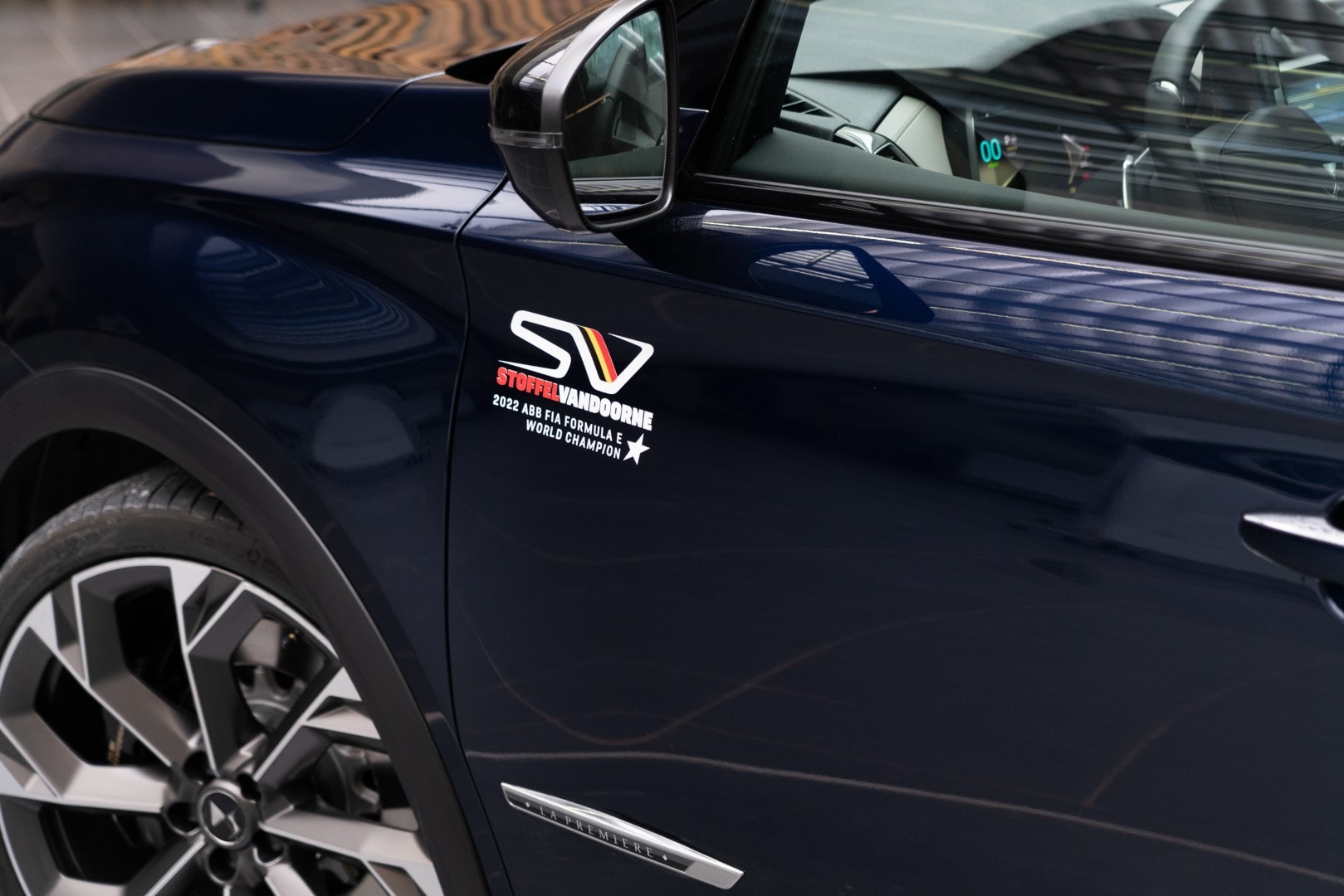 Detalle del distintivo de hibridación SV en el DS7, símbolo de su eficiencia energética.