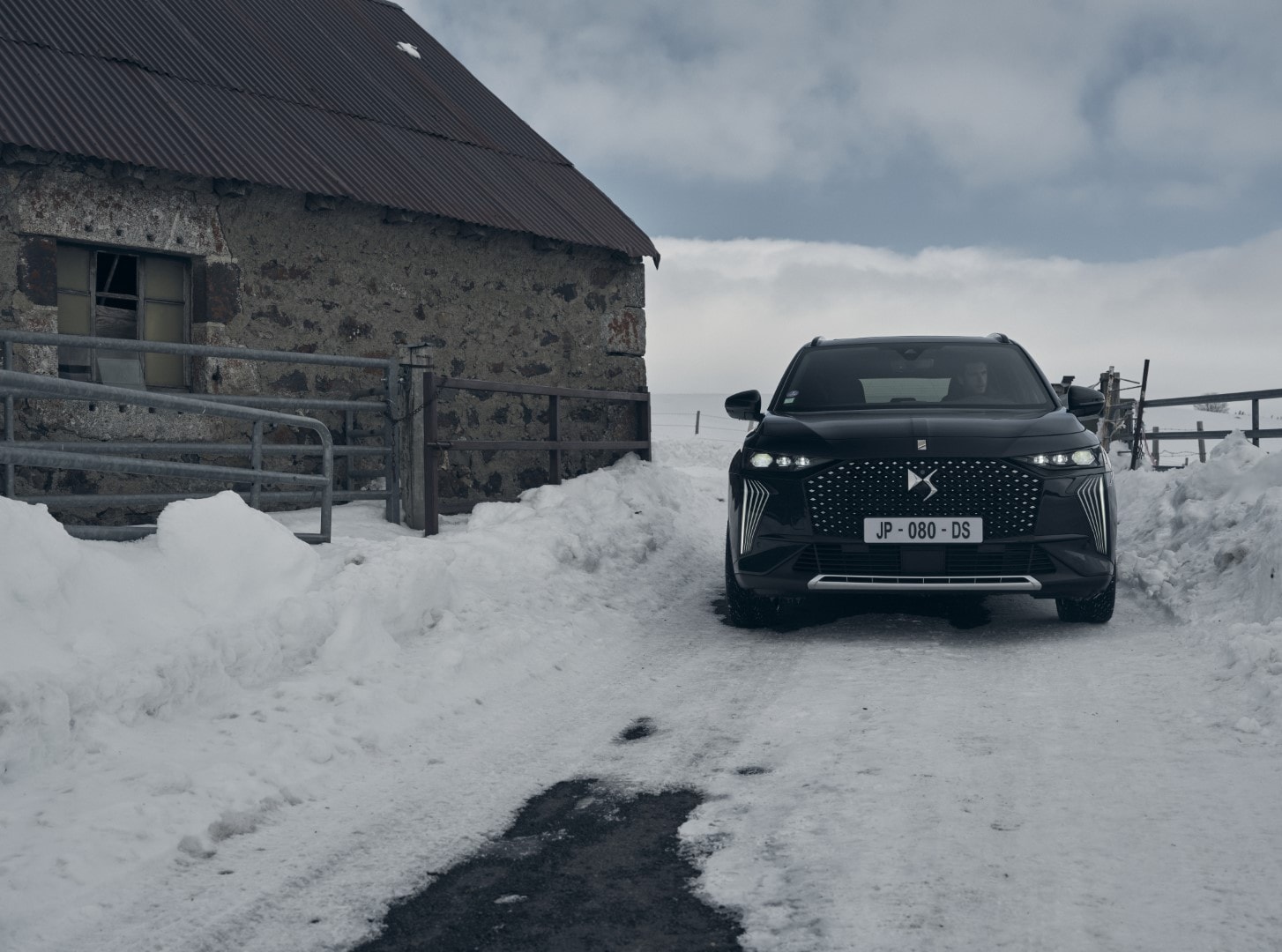 Frontal del DS7 Híbrido destacando su presencia robusta y diseño.