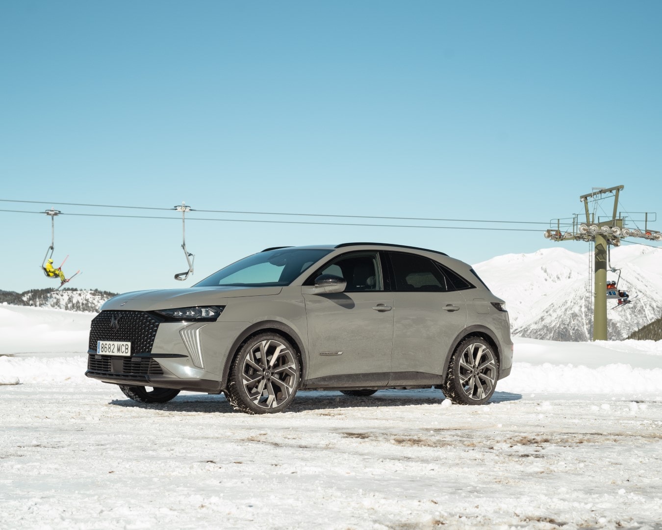 Perfil lateral del DS7 Híbrido contrastando con el entorno nevado.