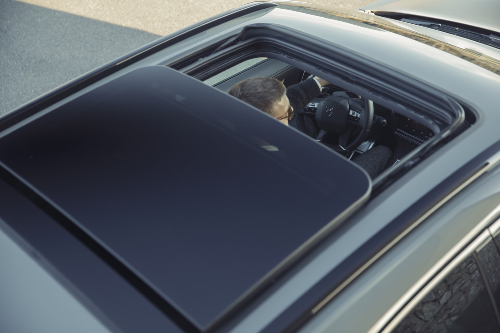 Techo panorámico del DS7 Híbrido, ideal para vistas ampliadas.