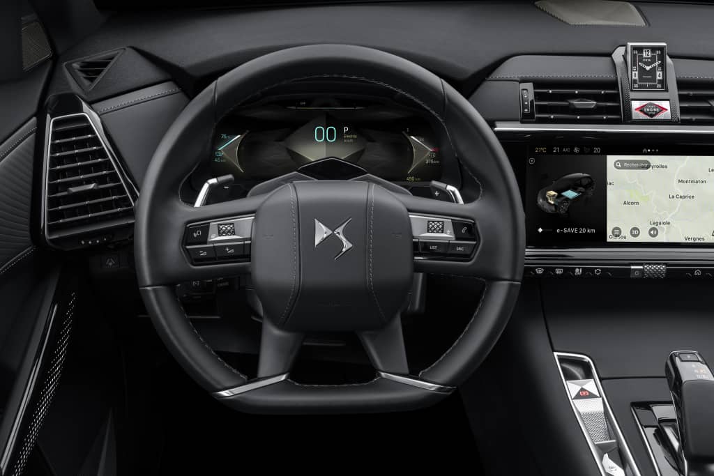 Detalle del volante y la instrumentación moderna del DS7 Híbrido.