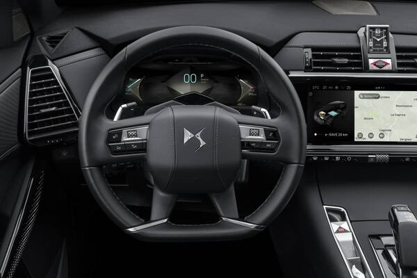 Detalle del volante y la instrumentación moderna del DS7 Híbrido. Detalle del volante y la instrumentación moderna del DS7 Híbrido.