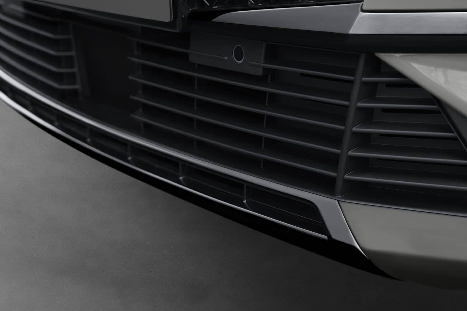 Detalle de la parrilla y la cámara frontal del DS 7, estilo y funcionalidad unidos