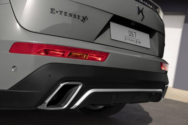 La parte trasera del DS 7 muestra su deportividad con un toque de elegancia La parte trasera del DS 7 muestra su deportividad con un toque de elegancia