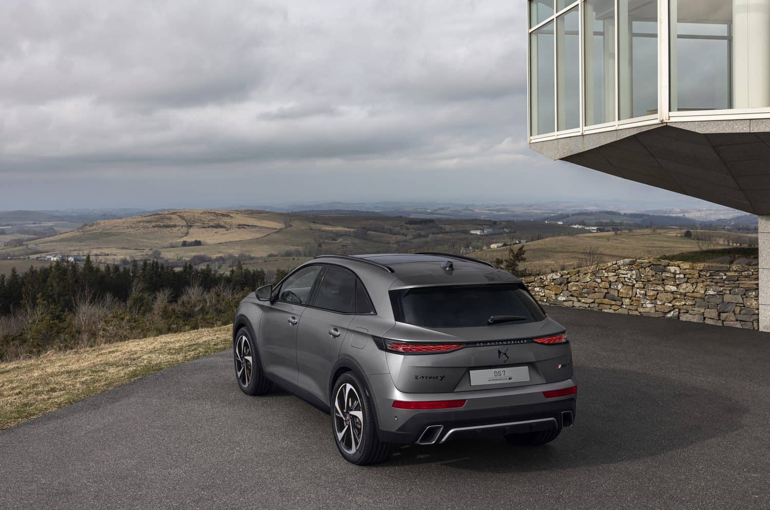 DS 7 mostrado desde atrás, realzando su diseño elegante
