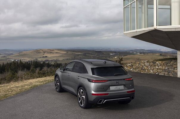 DS 7 mostrado desde atrás, realzando su diseño elegante DS 7 mostrado desde atrás, realzando su diseño elegante
