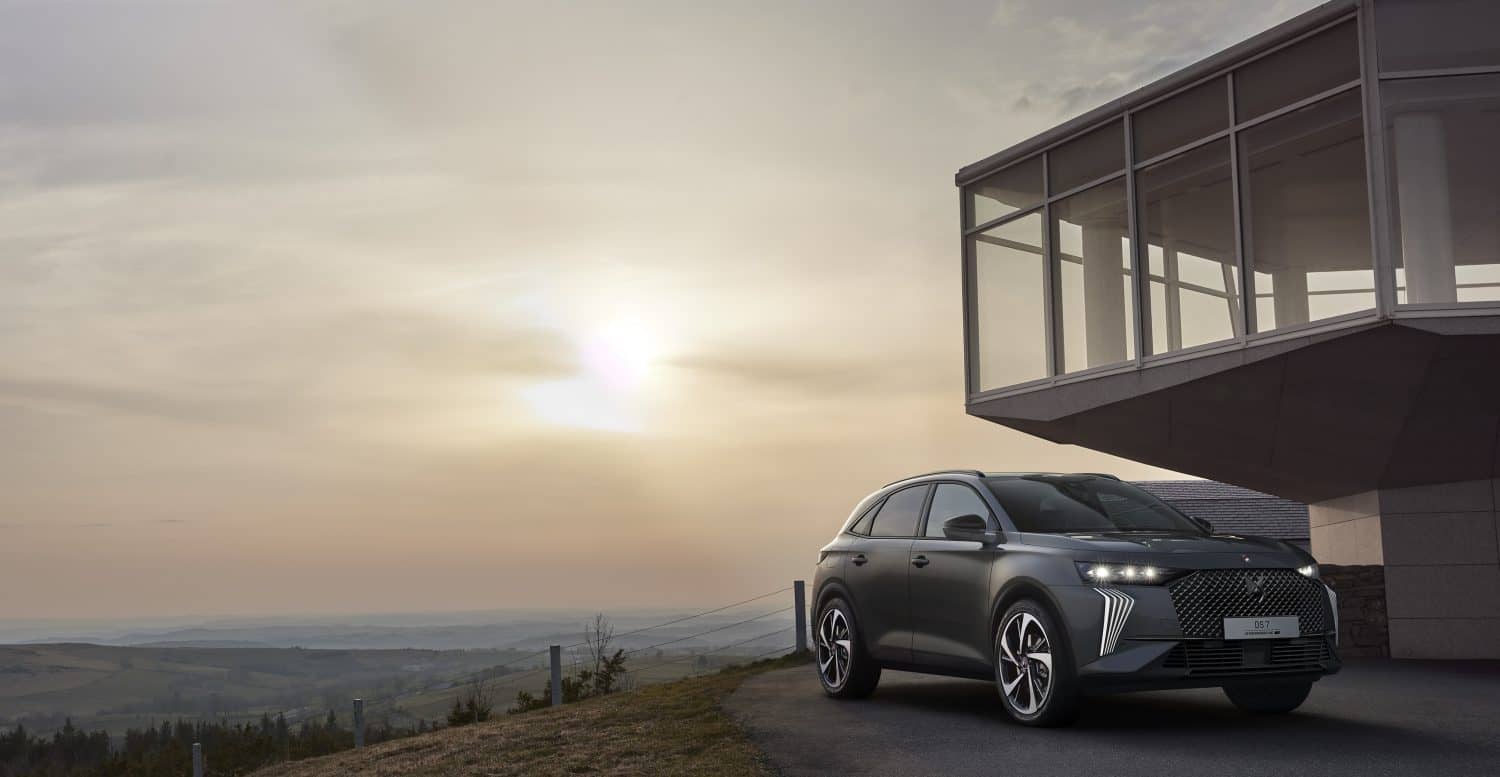 Perfil del DS 7 en un entorno majestuoso, demostrando su elegancia