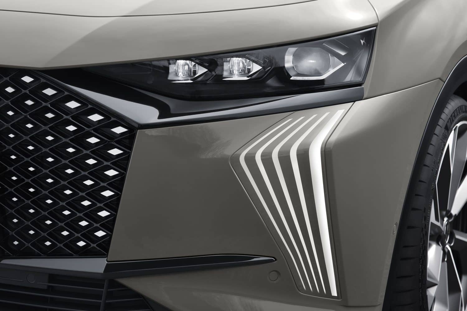 Primer plano del sistema de iluminación LED del DS 7, sinónimo de innovación