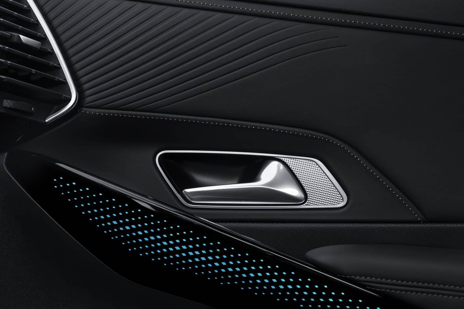 Detalle de la iluminación ambiental en la puerta, toque de elegancia y tecnología