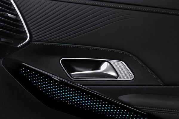 Detalle de la iluminación ambiental en la puerta, toque de elegancia y tecnología Detalle de la iluminación ambiental en la puerta, toque de elegancia y tecnología