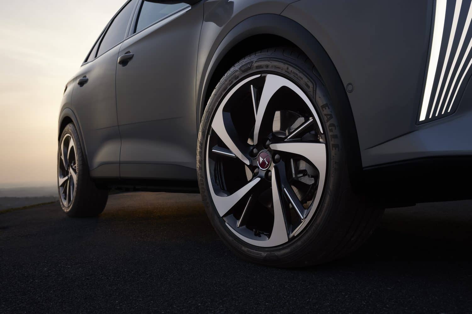 Vista cercana de la llanta deportiva del DS 7, detalle de elegancia
