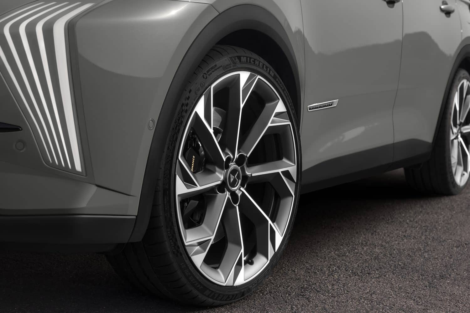 Primer plano de la impresionante llanta del DS 7, robustez y diseño