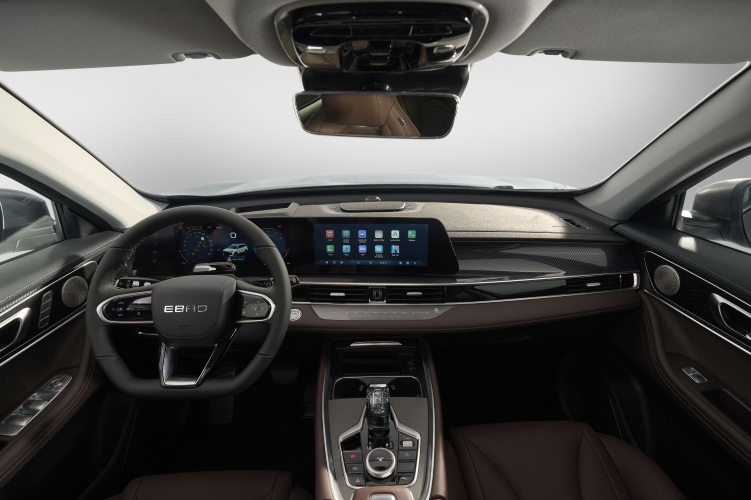 Detalle de los faros del Ebro S700, combinando estilo y tecnología.