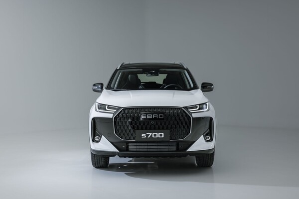 Detalle de las luces traseras del Ebro S700, con un diseño contemporáneo. Detalle de las luces traseras del Ebro S700, con un diseño contemporáneo.