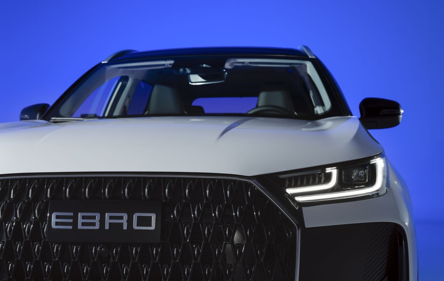 Vista frontal del Ebro S700 en un entorno iluminado.