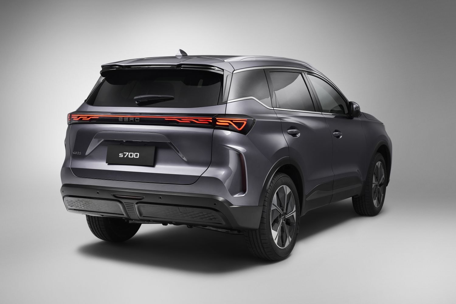 Vista trasera del Ebro S700 destacando su diseño robusto.