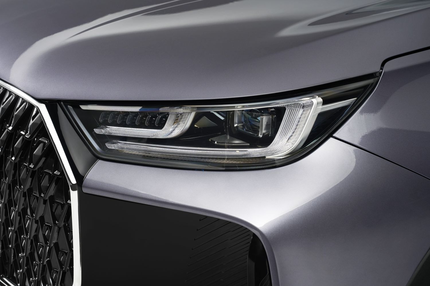 Detalle del faro resaltando tecnología de iluminación.