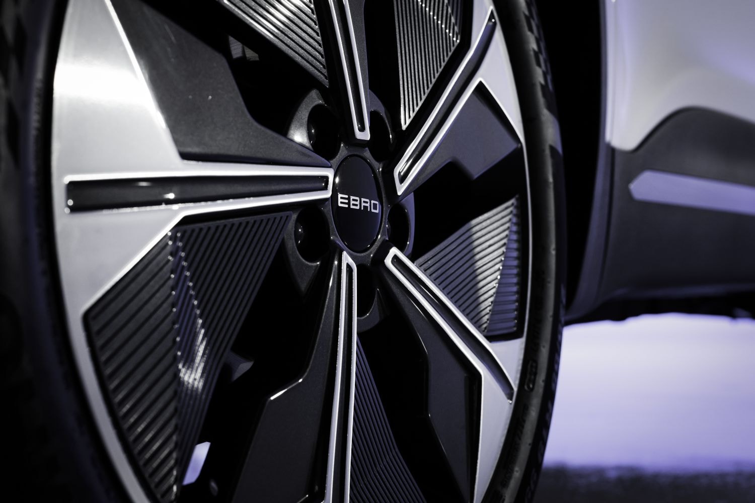 Vista frontal destacando el diseño agresivo y la tecnología de iluminación.