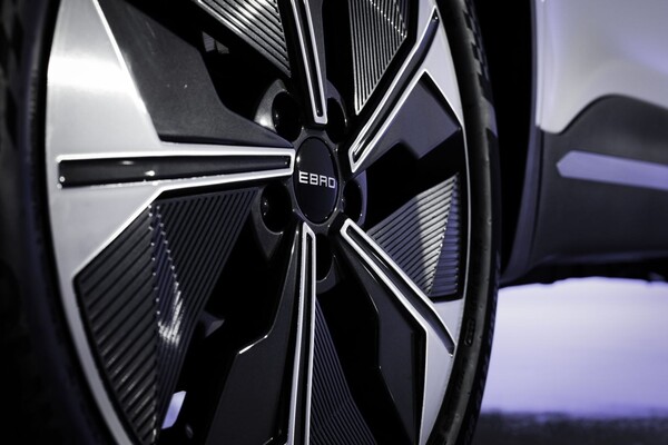 Vista frontal destacando el diseño agresivo y la tecnología de iluminación. Vista frontal destacando el diseño agresivo y la tecnología de iluminación.