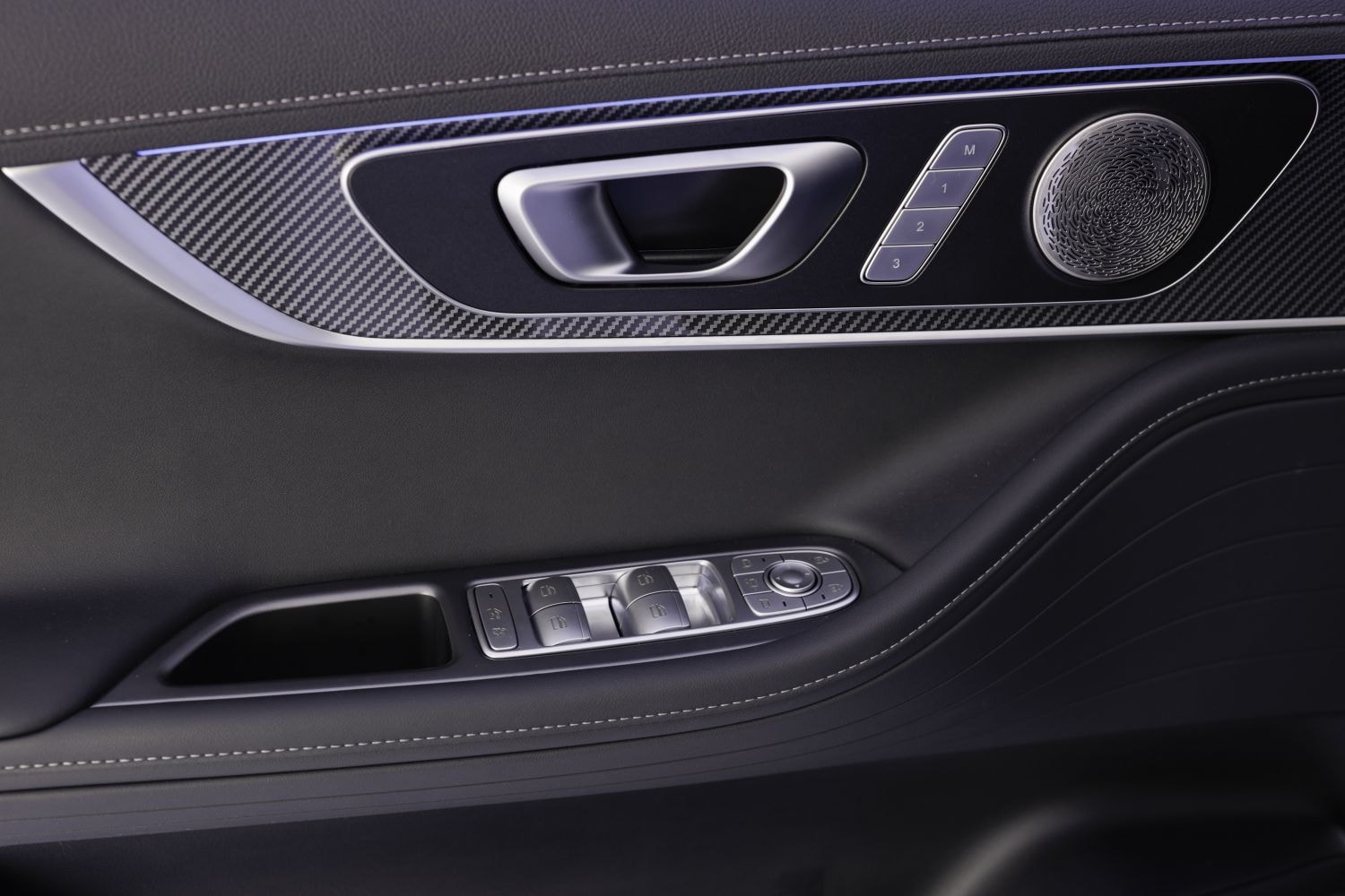 Frontal del Ebro S700, con una parrilla que impone y el emblema destacado.