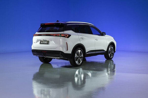 Vista frontal del Ebro S700, resaltando su parrilla distintiva y faros LED. Vista frontal del Ebro S700, resaltando su parrilla distintiva y faros LED.