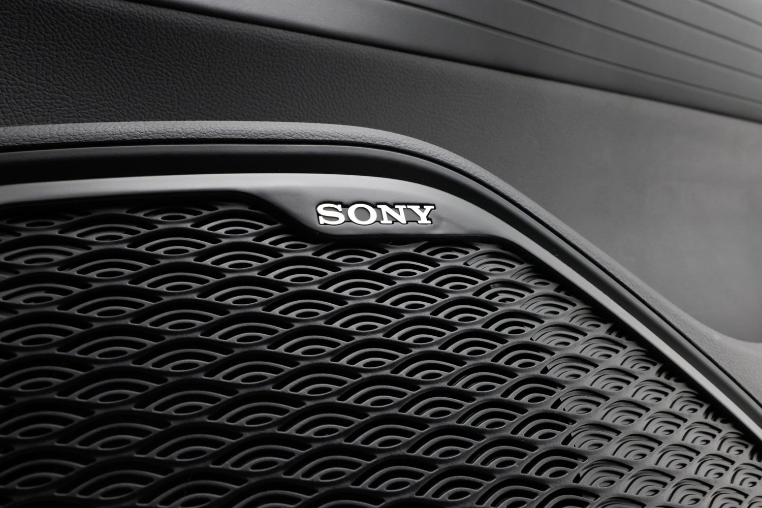 Vista lateral del panel de control con detalles elegantes.