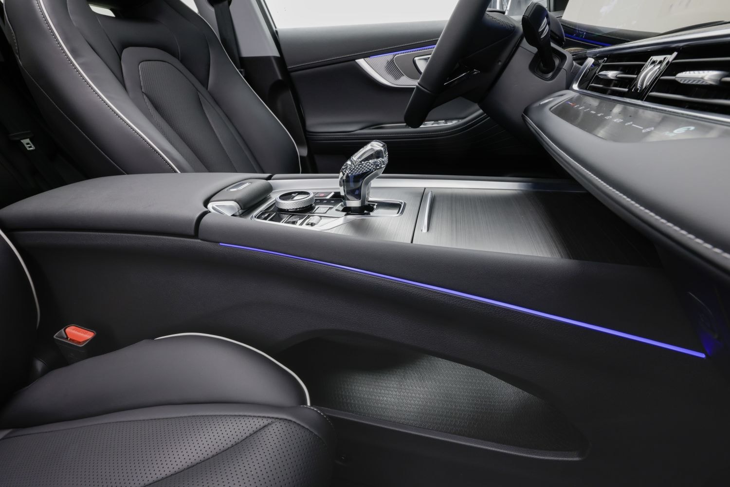 Vista lateral del asiento con iluminación ambiental suave.