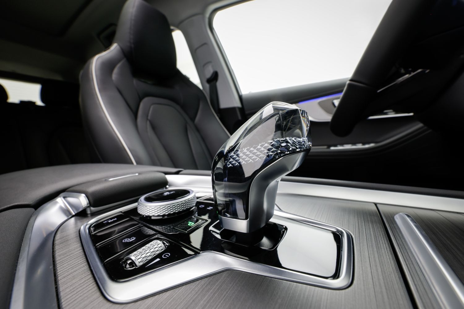 Vista general del interior con enfoque en la consola central.