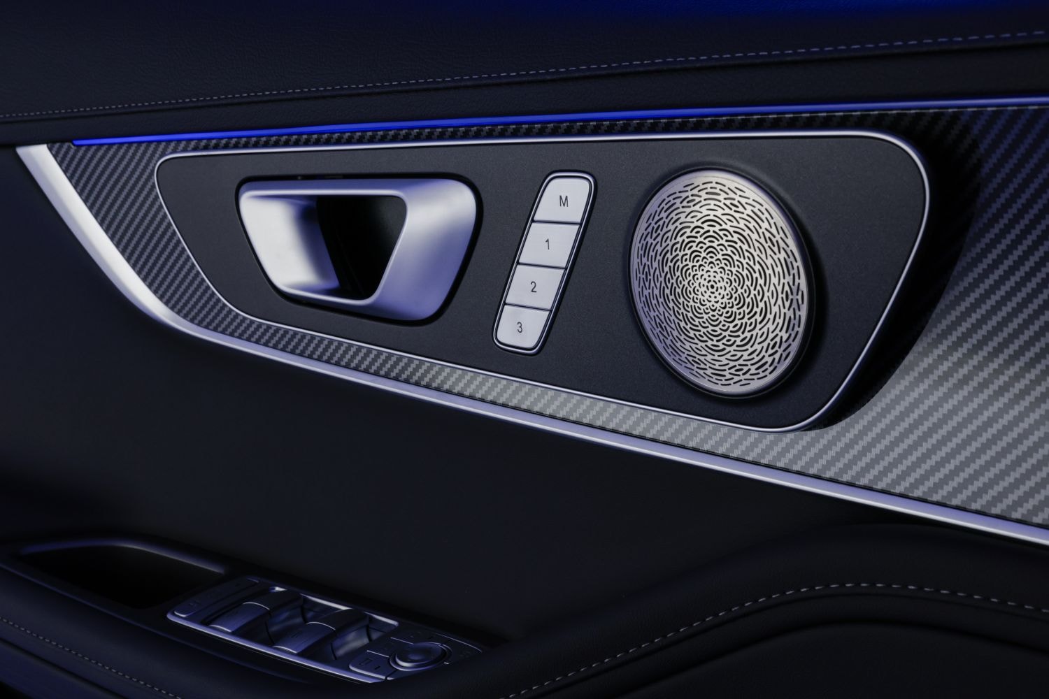 Interior del Ebro S700, que combina lujo y tecnología avanzada.