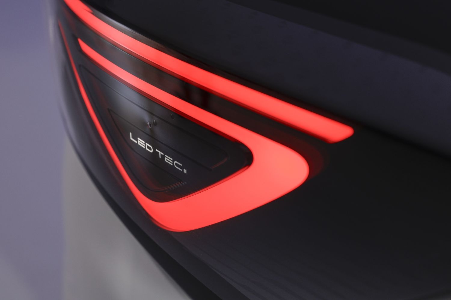 Otro ángulo de la llanta del Ebro S700, resaltando los detalles de la misma.