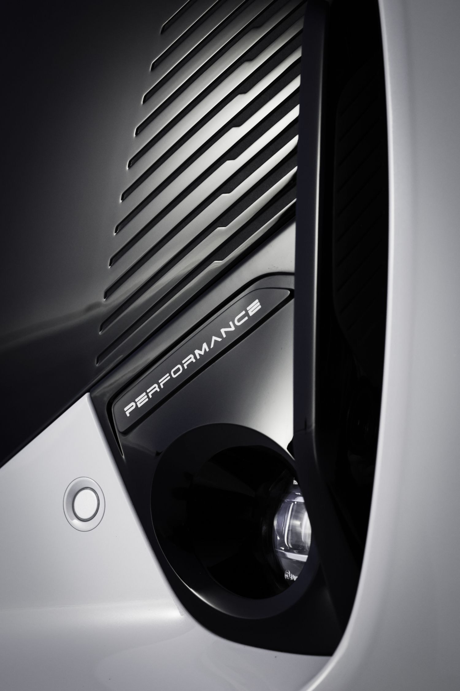 Close-up de la llanta del Ebro S700, exhibiendo su moderno diseño.