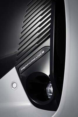 Close-up de la llanta del Ebro S700, exhibiendo su moderno diseño. Close-up de la llanta del Ebro S700, exhibiendo su moderno diseño.