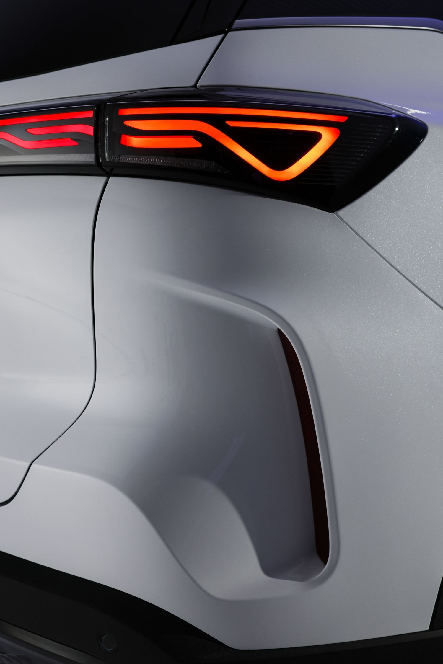 Primer plano del logotipo Ebro, resaltando el acabado sofisticado.