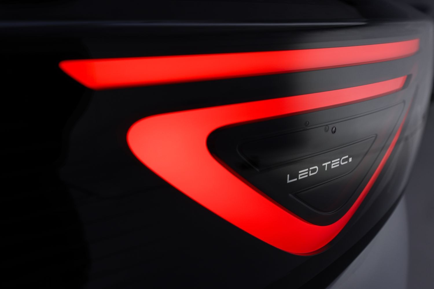 Vista del logotipo Ebro en la parte trasera, destacando su diseño moderno.