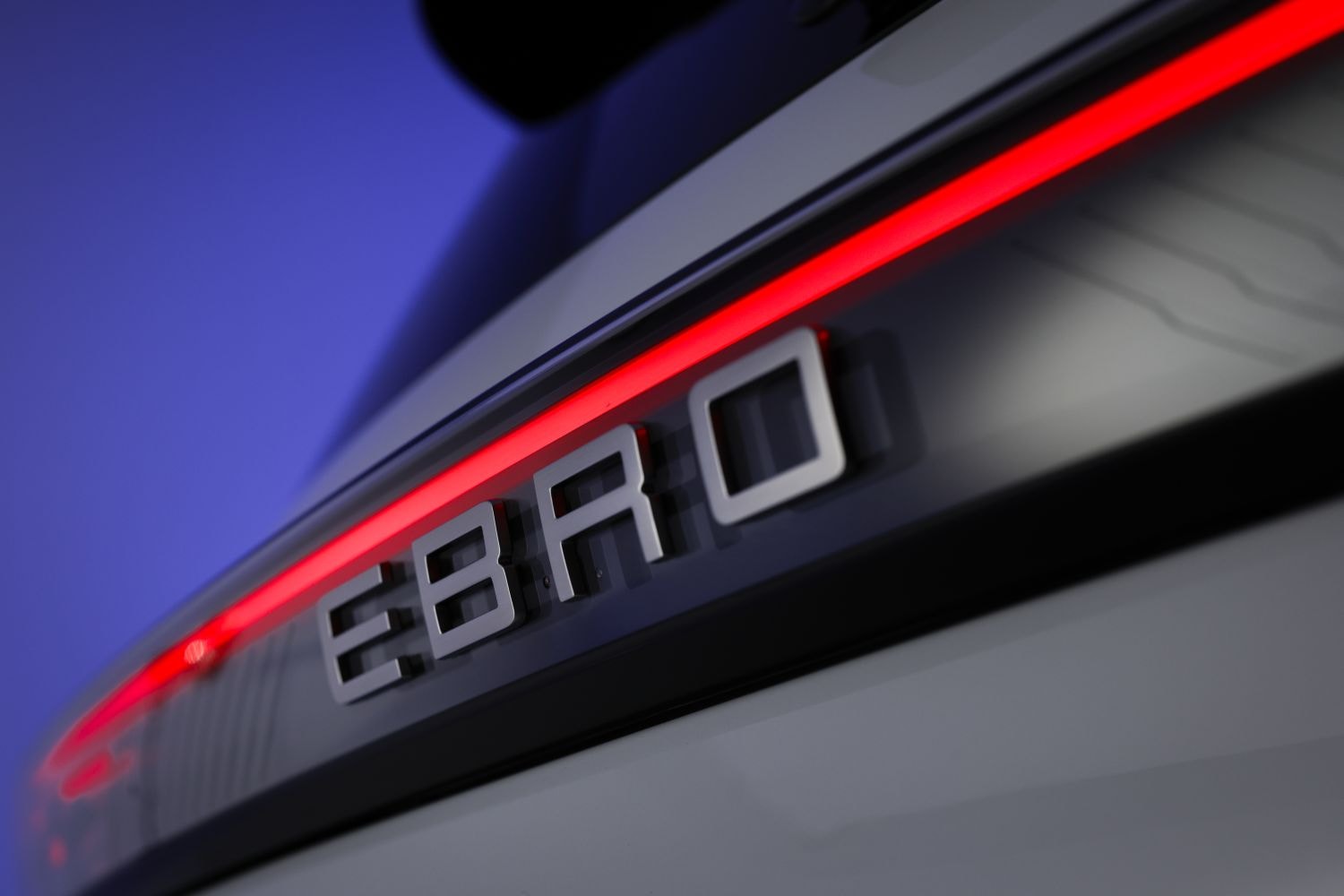 Vista detallada del logotipo Ebro en la parte trasera, resaltando su presencia.