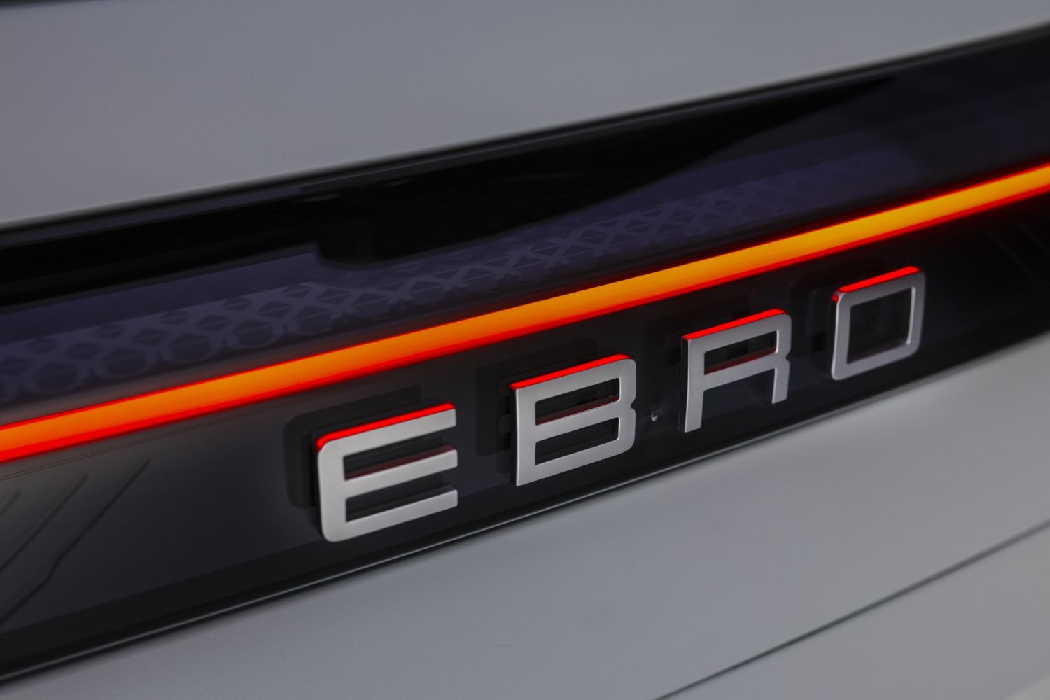 Detalle de la luz trasera LED, que combina funcionalidad y estilo.