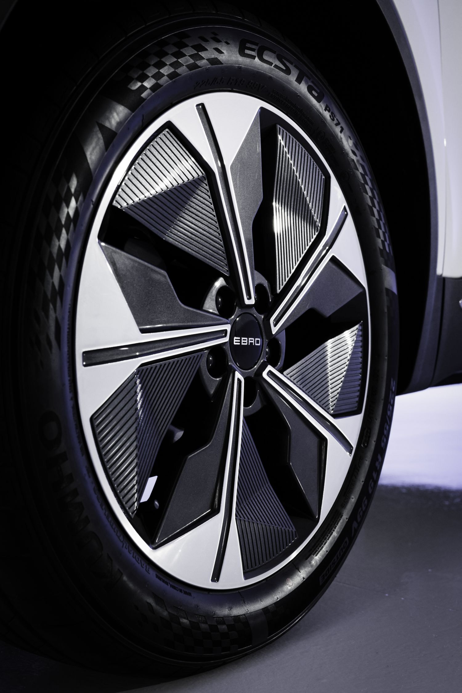 Enfoque en la parrilla frontal del Ebro S700, un símbolo de su robustez.