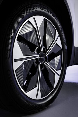 Enfoque en la parrilla frontal del Ebro S700, un símbolo de su robustez. Enfoque en la parrilla frontal del Ebro S700, un símbolo de su robustez.