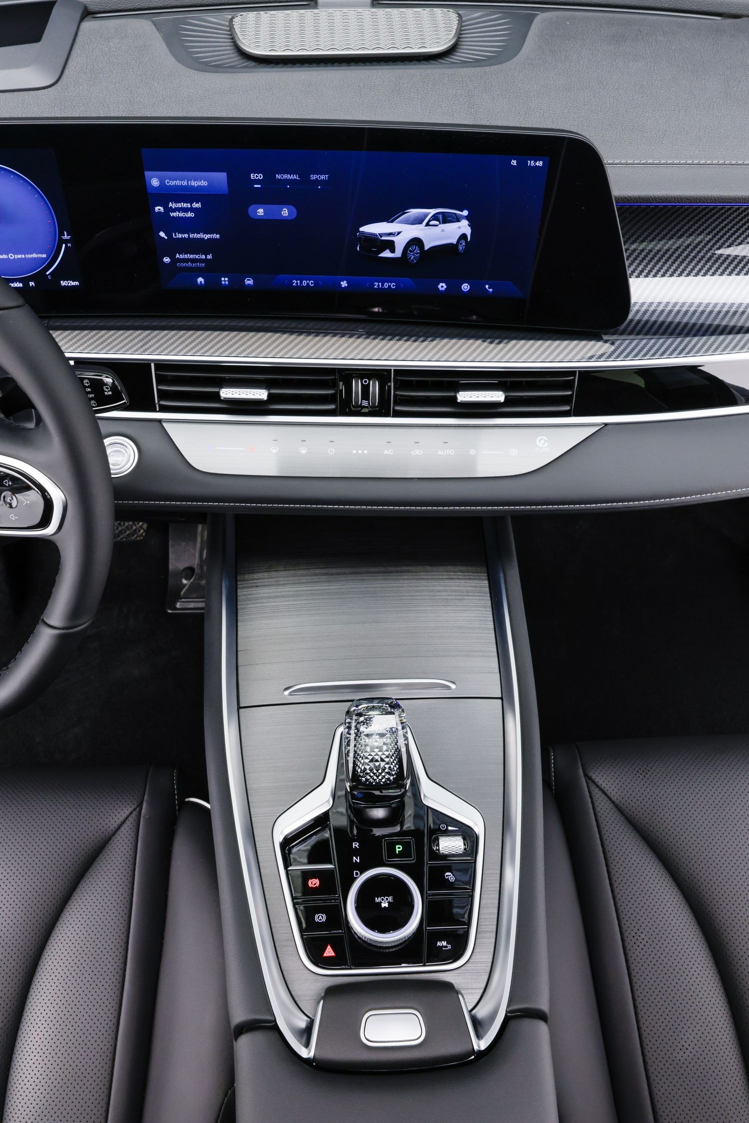 Detalle del panel de la puerta, con acabados premium y controles accesibles.