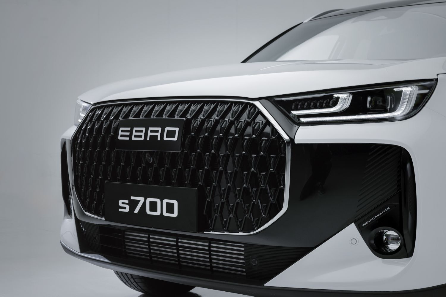 Vista trasera del Ebro S700, destacando sus elegantes luces LED.