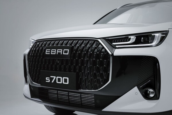 Vista trasera del Ebro S700, destacando sus elegantes luces LED. Vista trasera del Ebro S700, destacando sus elegantes luces LED.