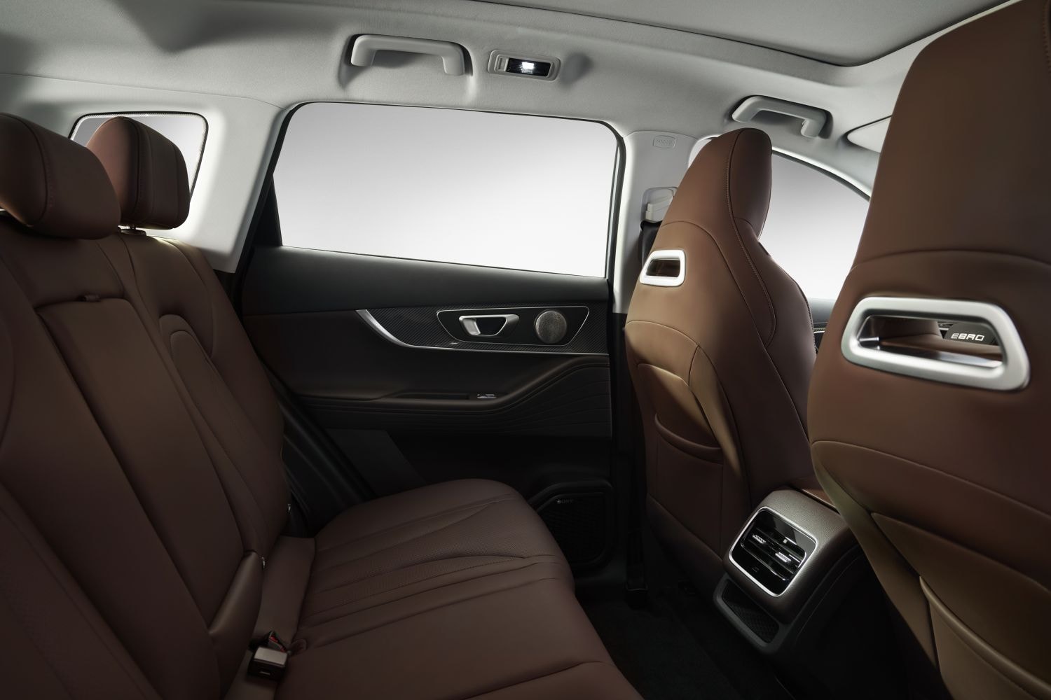 Interior del Ebro S700, destacando el diseño moderno del salpicadero.