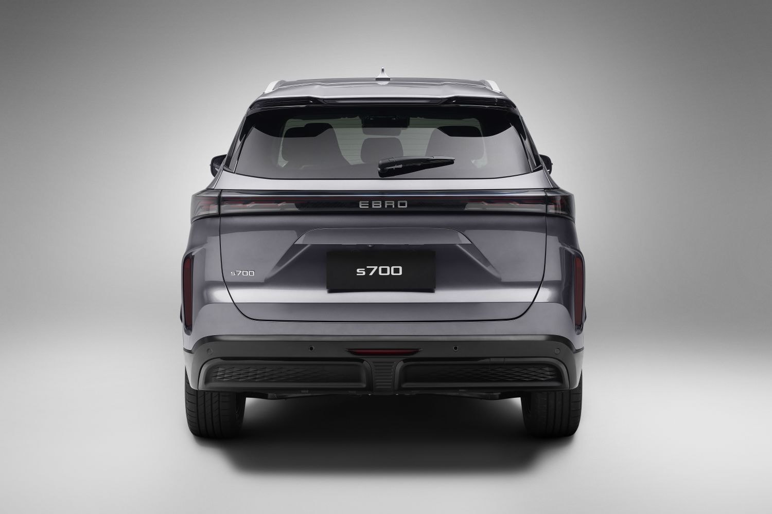 Visualización frontal que destaca la imponente parrilla y faros del Ebro S700.