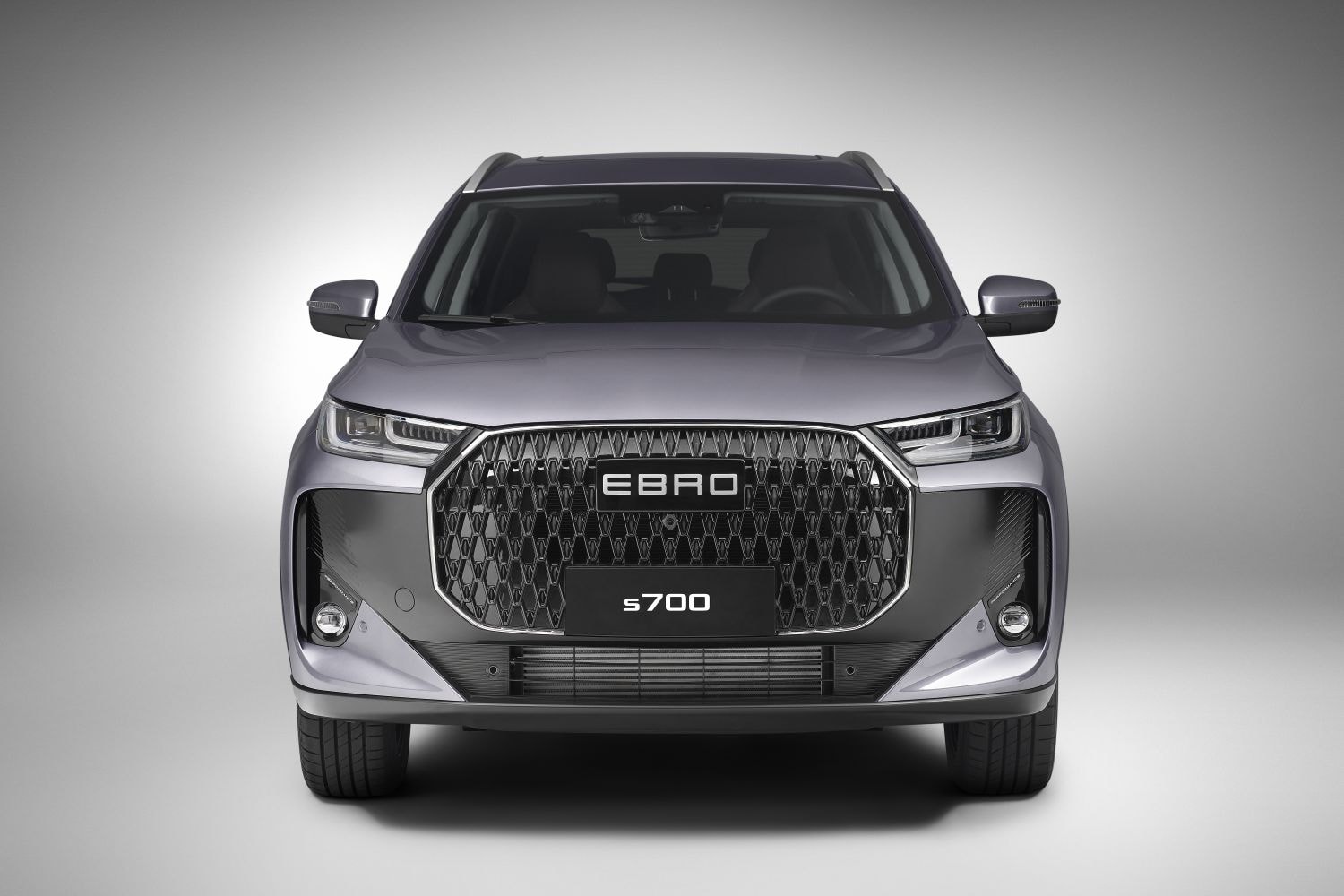 Vista lateral y frontal que muestra el diseño robusto del Ebro S700.