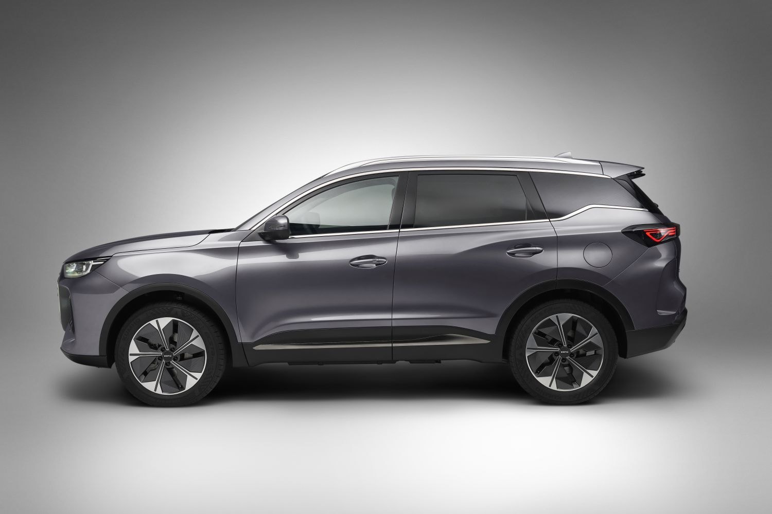 Perspectiva trasera del Ebro S700, mostrando su estilo contemporáneo.