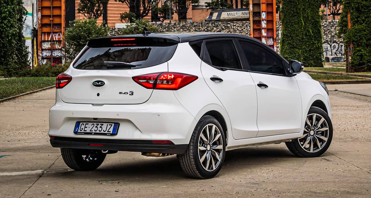 Perspectiva trasera y lateral del EVO 3, mostrando líneas aerodinámicas y faros distintivos.