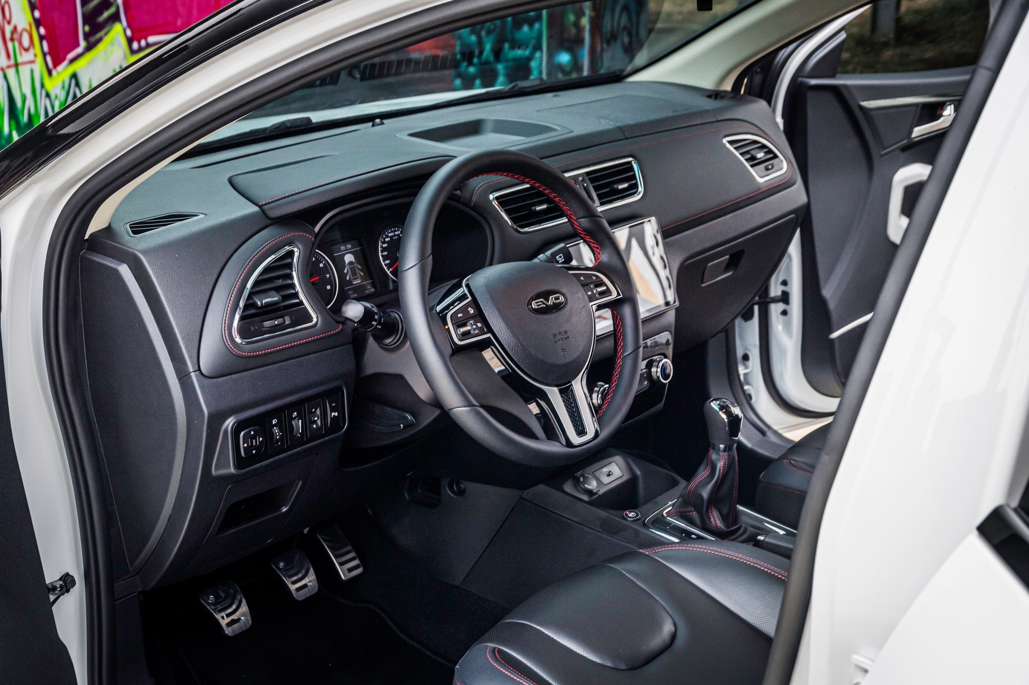 EVO 3 en un escenario natural, mostrando su atractivo frontal