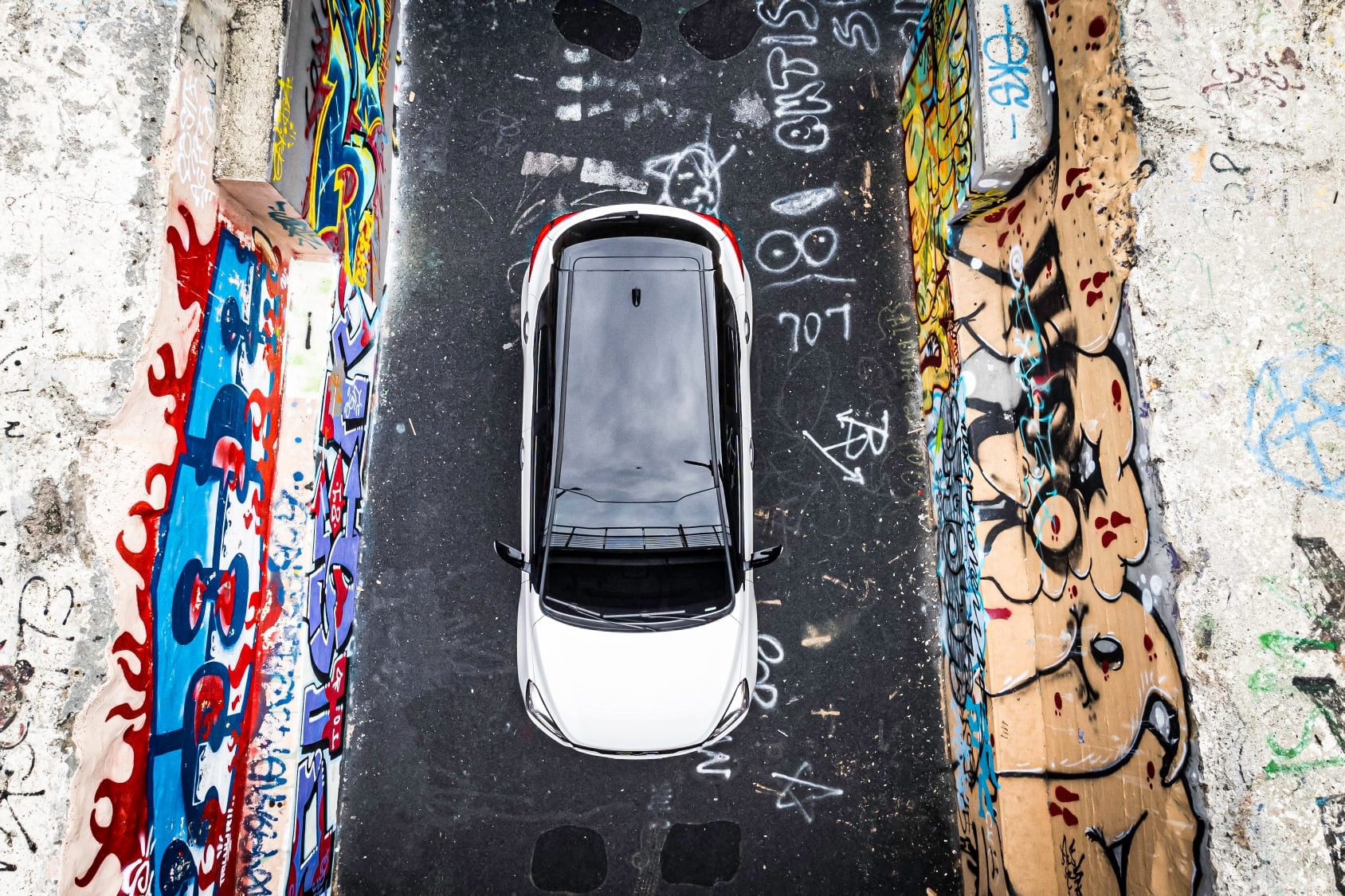 Vista frontal del EVO 3, capturando su agresivo diseño